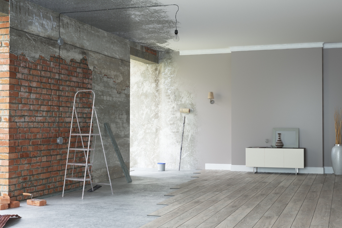 prikaz na pola renoviranja kuće i sređene