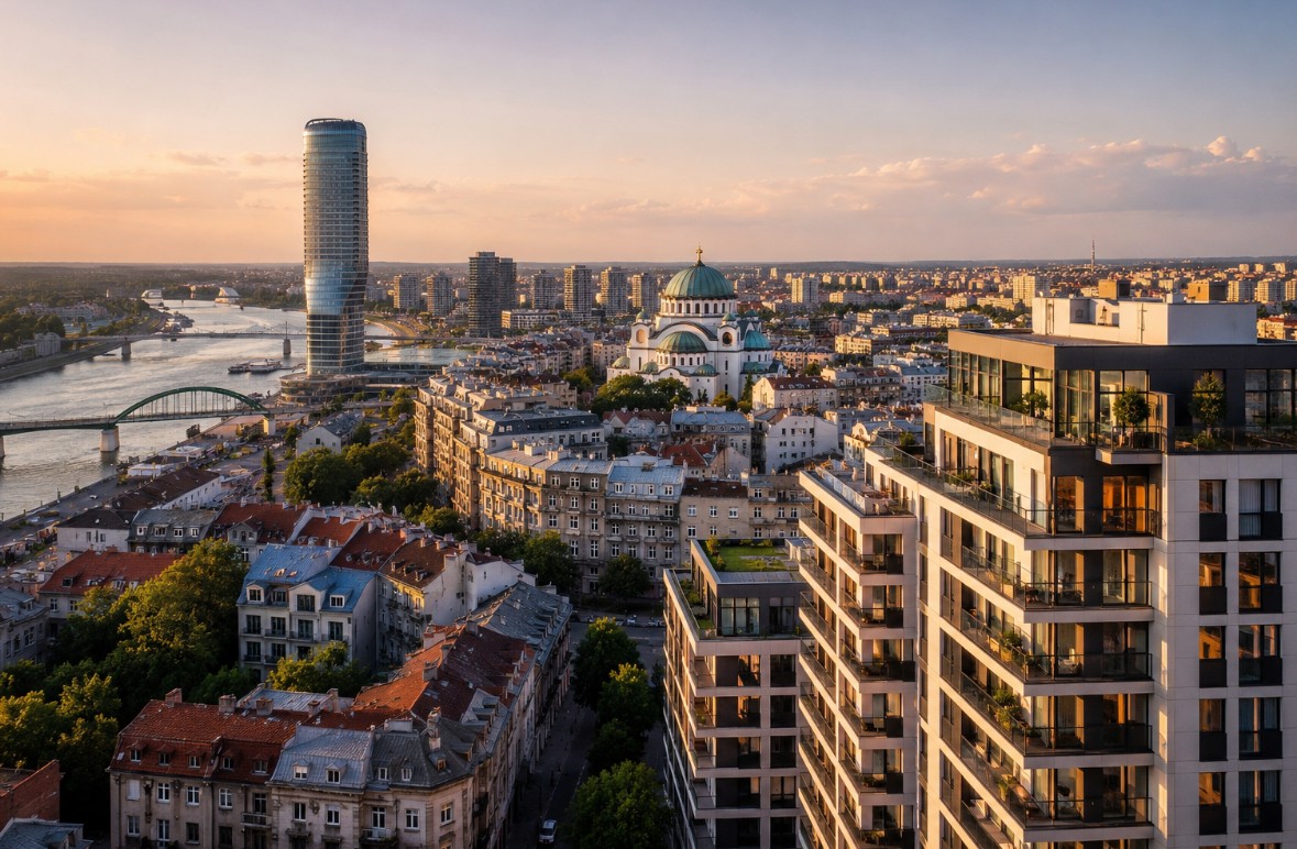 Panoramski pogled na Beograd sa spojem starije gradske arhitekture, moderne novogradnje i reke u pozadini