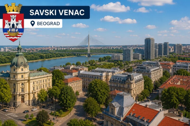 Panoramski pogled na opštinu Savski venac u Beogradu, sa istorijskim zgradama, rekom Savom, Mostom na Adi i modernim stambenim blokovima u pozadini, uz oznaku „Savski venac, Beograd“